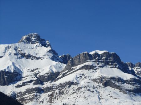 Les Quatre Têtes à gauche de la Pointe Percée.