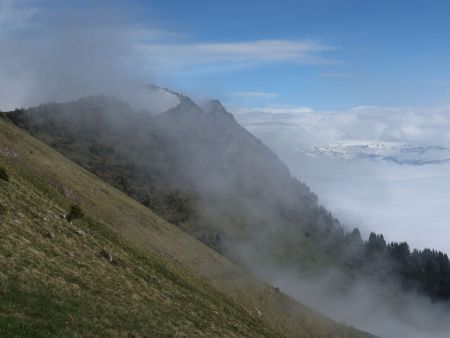 Les derniers petits cumulus accrochant les crêtes se dissipent progressivement...