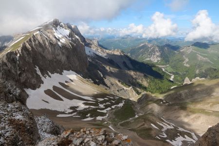 On domine le vallon des Clausis et le vallon de la Jarjatte en bas.