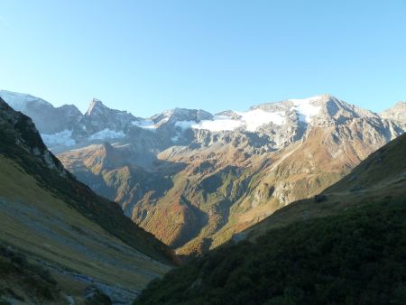 En montant au refuge de Plaisance, Grand Bec (à droite), Pointe des Volnets (au centre) et Pointe de la Grande Glière (à gauche)