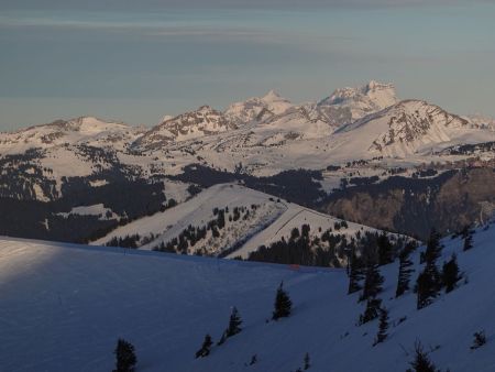 Tout au fond, le massif des Diablerets.