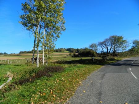 Après le village, retour sur la route, piour prendre le sentier à gauche. 