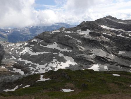 La vue s’ouvre sur le vallon des Chambres, face à la Pointe de Bellegarde.