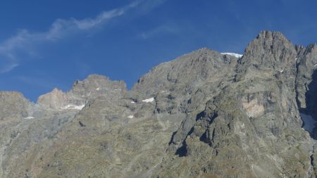 On distingue le refuge et les Rochers Rouges où se  déroule une voie d’accès au Pelvoux.