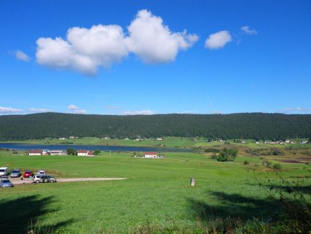 Départ du parking avec le lac des Rousses et la borne frontière 