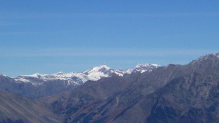 Pointes de Confolens (2990m) et Malhaubert (3049m) qui se confondent (au centre de la photo)