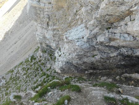 Fin de la vire de descente. Ludique «dans la montagne».