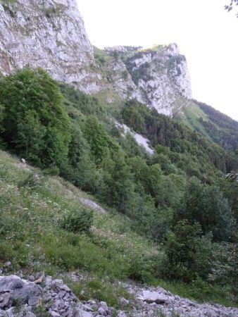 Sous la falaise