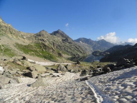 Regard vers le lac du Basto en montant à la baisse