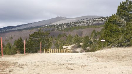 Le «Géant de Provence» encore dans la brume...