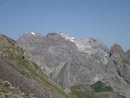 Vue arrière sur la Roche Colomb, le sommet Est du Grand Galibier et les Arêtes de la Bruyère