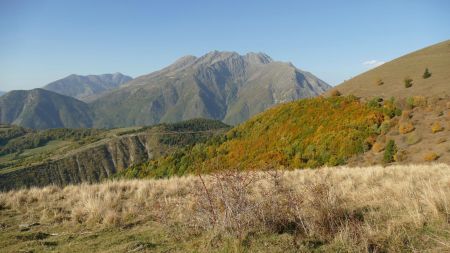 En face la route qui mène au Col de Parquetout.