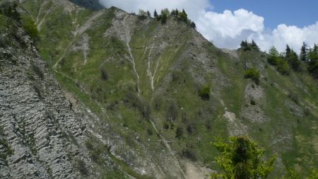 Regard arrière sur le Balcon Est. Sentier en balcon qui désormais évolue dans le bas de la ravine.