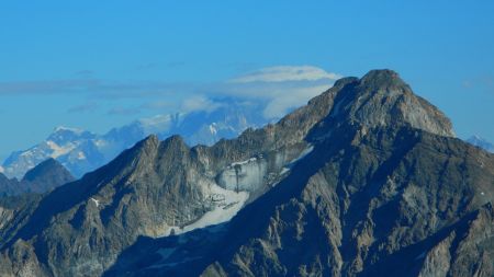 La Tsanteleina. Et dans le gros nuage : le Mont Blanc.