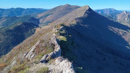 Suite du long cheminement hors sentier, sur la crête dirigée mar la montagne de l’Archier et le Fourchat