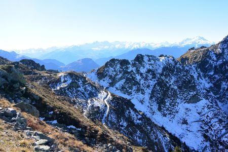 le versant nord de Roche Bénite a gardé sa première neige.