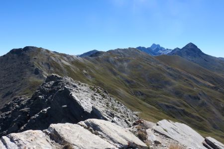 Vue arrière : le Pic du Fond de Peynin et son cairn, le Viso et le Grand Queyras