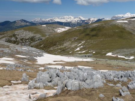 Belle vue vers l’Ouest, avec au premier plan des formations calcaires qui hérissent le sol