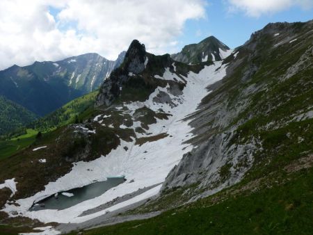 La petite combe entre le Banc Ferrand et l’Arcalod. et le Mont de la Coche 2070m