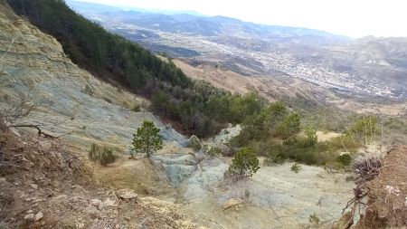 Ravins impressionnants sous le sentier balisé (P.R) dirigé vers le Cousson.