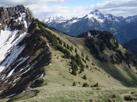 Dans la montée vers la Calaz, regard arrière vers le col et la Pointe de la Vernaz.