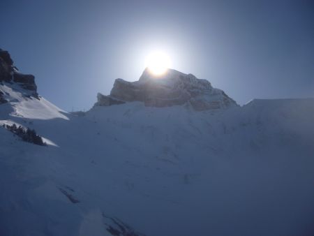 Sur la crête une fois sorti de la mer de nuages. Le soleil sort de derrière la Tête de Garnesier.