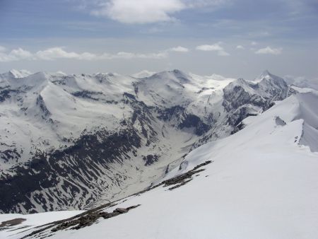 Le vallon du Ribon et Rochemelon tout au fond à droite.