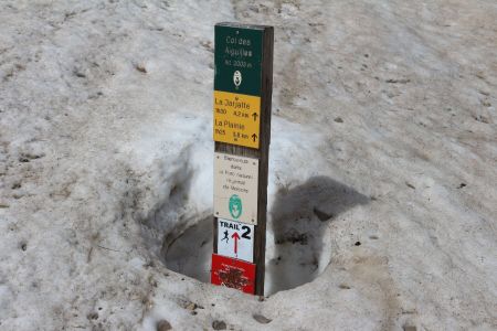 Le poteau qui n’était même en haut de l’énorme congère !