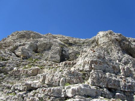 Descente des gradins rocheux.