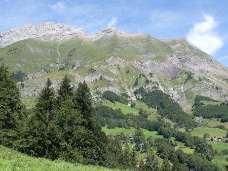 Montée à la Stamochère. Vue sur les hauteurs de la Giettaz et l’adroit des Aravis.