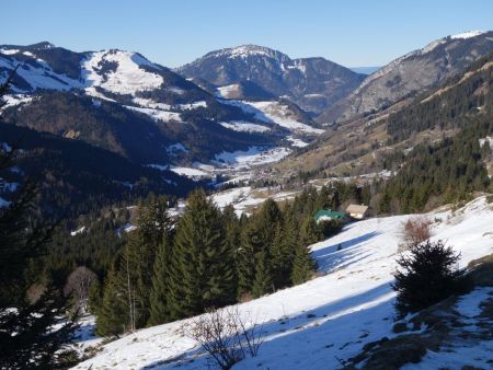 Regard arrière vers la vallée... La neige manque pour ce début janvier...