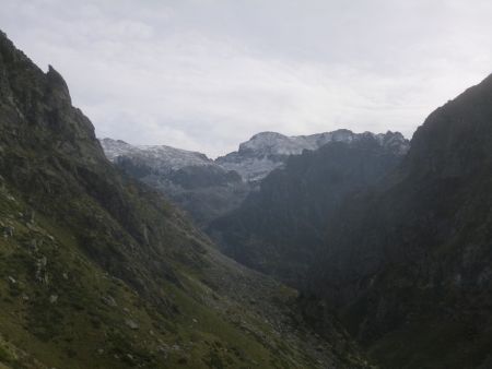 En redescendant sur le pont de la Peyse, vue sur le Pic du Pas du Bouc au fond