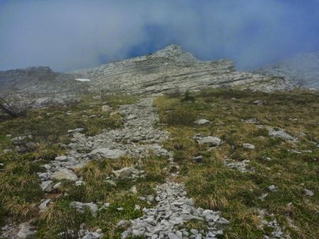 Derniers pas avant le sommet, le brouillard se lève