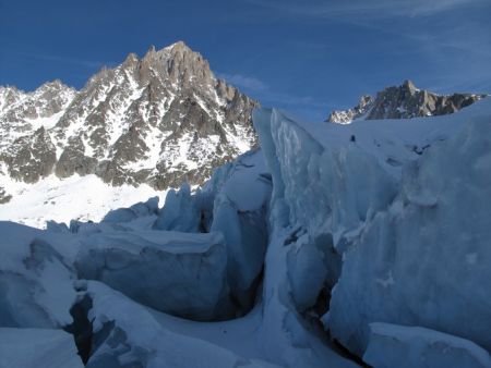 L’Aiguille du Chardonnet au-dessus des séracs du glacier d’Argentière