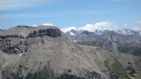 Au centre le Peouvou