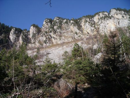 Sous les falaises délitées