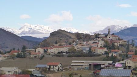 Le magnifique village de Turriers, avec le Vieux Chaillol à gauche et la Petite Autane à droite