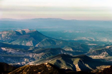 Le Cousson à gauche et au fond Sainte-Victoire (1011m) à 110km