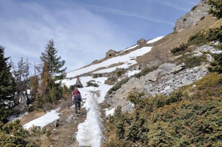 La pente se fait plus raide et la neige plus prèsente...