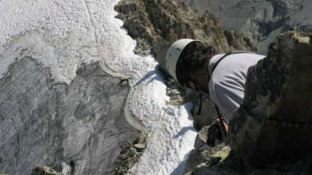 Caméra au poing au sommet de la dalle en IV