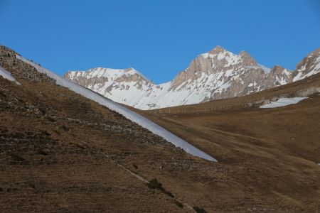 Rougnou et Aupet derrière le col de Lachaup.