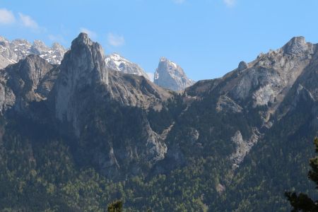 Les crêtes de la montage de Faraut derrière le Pic Grillon et le col de l’Aup.