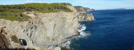 La côte vers la Calanque de L’indienne et la Pointe de l’Oustau de Diéu