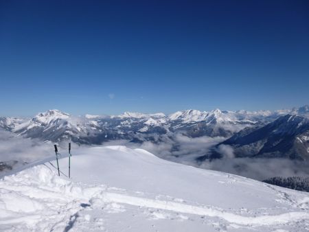 Au sommet : massifs des Bornes et des Aravis