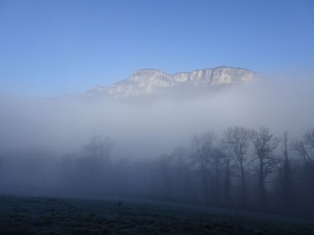 Le mont Peney émerge