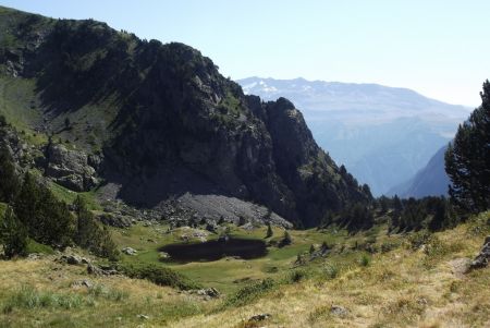 Le petit lac au pied du col