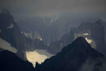 Guyard au premier plan, puis à gauche contrefort de l’Ailefroide orientale, col du glacier noir. Au fond la Barre sous les nuages