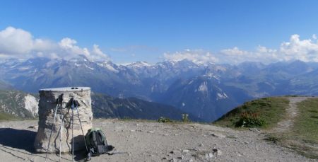 Le sommet du mont Jovet et sa table d’orientation.