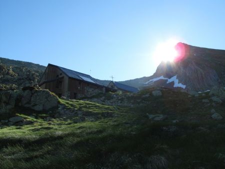 Arrivée au refuge d’Estagnous, éclairé par le Valier