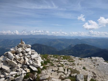 Au sommet, vue vers le Vercors et le Dévoluy.